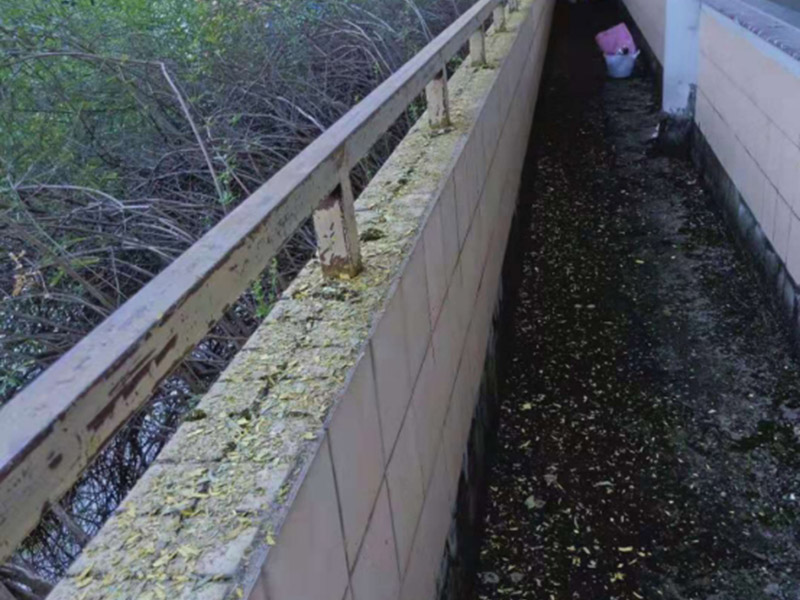 陽(yáng)臺(tái)欄桿翻新：首先需要用砂紙擦亮欄桿的銹蝕，但必須擦亮干凈、生銹和迅速脫落的油漆。研磨干凈后，先刷一刷防銹漆，只有先刷一下防銹漆對(duì)欄桿的氧化反應(yīng)有很好的隔離效果，所以不易生銹。最后，好的防銹漆可以刷出油漆的表面，此時(shí)油漆刷必須攪拌均勻，所以刷漆的顏色可以均勻，不易脫落。