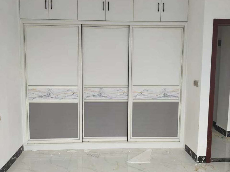 衣柜家具安裝：1.安放底板。衣柜底板放置的地面事先要打掃干凈，因為等安裝后再去清理的話會非常麻煩。 2.固定框架。按照板材上的凹槽安裝好衣柜的側(cè)板和背板，調(diào)整各塊板之間的位置。 3.安裝頂板?，F(xiàn)場最好準(zhǔn)備一個攀高用的凳子，頂板要舉高了放置上去的，然后用鉚釘固定。 4.安裝擱板。把擱板放置到事先敲好螺絲的地方，然后固定。注意調(diào)整擱板與背板、側(cè)板的固定位置。 5.固定門軌。在衣柜的頂邊和底邊都安裝好門軌，門軌選合金的材料比較好，又輕又牢固。 6.安裝衣桿。在預(yù)留的位置打好固定鉚釘，安裝好衣桿。注意兩邊要平衡。