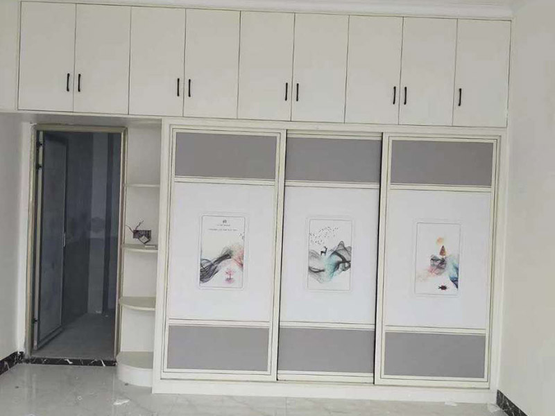 衣柜家具安裝：1.安放底板。衣柜底板放置的地面事先要打掃干凈，因為等安裝后再去清理的話會非常麻煩。 2.固定框架。按照板材上的凹槽安裝好衣柜的側(cè)板和背板，調(diào)整各塊板之間的位置。 3.安裝頂板?，F(xiàn)場最好準(zhǔn)備一個攀高用的凳子，頂板要舉高了放置上去的，然后用鉚釘固定。 4.安裝擱板。把擱板放置到事先敲好螺絲的地方，然后固定。注意調(diào)整擱板與背板、側(cè)板的固定位置。 5.固定門軌。在衣柜的頂邊和底邊都安裝好門軌，門軌選合金的材料比較好，又輕又牢固。 6.安裝衣桿。在預(yù)留的位置打好固定鉚釘，安裝好衣桿。注意兩邊要平衡。