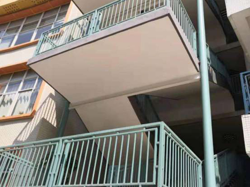 護(hù)欄翻新裝修：第一、在使用前可以在圍欄表面噴上防腐漆，這樣能起到降低圍欄生銹的效果。 第二、在祛除圍欄表面的銹時(shí)，可以使用具有酸性的液體。 第三、汽油也能阻止圍欄生銹，因此可以選擇汽油來(lái)作保養(yǎng)，防止銹蝕進(jìn)行擴(kuò)散。 其中在表面噴灑油漆和汽油是比較簡(jiǎn)單和常用的方法。硫酸腐蝕性強(qiáng)容易腐蝕到肌膚建議不要采用。然而用油漆和汽油也要注意，因?yàn)橛推岷推蛢煞N液體容易燃燒，噴灑時(shí)要與火源隔絕，避免災(zāi)難的發(fā)生。