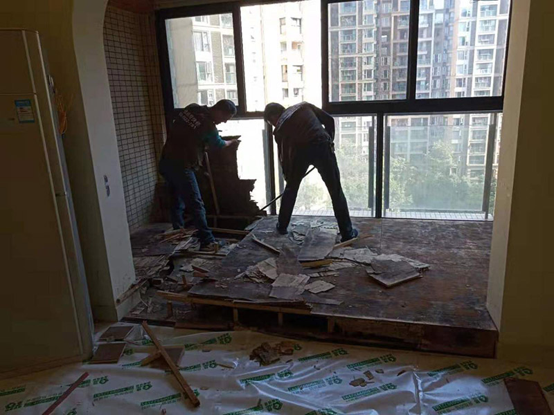 客廳陽(yáng)臺(tái)地板拆除：先從踢腳線的開(kāi)始拆，用平口啰嗦刀沿著踢腳線開(kāi)始劃開(kāi)。把踢腳線劃開(kāi)后，就能把踢腳邊取下。地板就松動(dòng)了，再順著松動(dòng)的地板移動(dòng)，讓更大面積的地板繼續(xù)松動(dòng)。只到能方便取下，再動(dòng)手取地板。拆地板的時(shí)候，不要亂拆，要順著地板的順序拆。一塊一塊的拆下，在拆的過(guò)程中若不好取，就要螺絲刀幫忙，就好拆多了。雖然舊地板還能有利于價(jià)值，所以拆的時(shí)候要盡量保存完整。但在拆地板的時(shí)候，即使再小心都會(huì)有破損的，所以要有這些心理準(zhǔn)備。待舊地板完全拆完后，把地面清掃干凈。再晾一段時(shí)間才能重新裝地板，因此潮濕的地面是不適合裝地板的，等完全干燥透了再鋪新的地板。