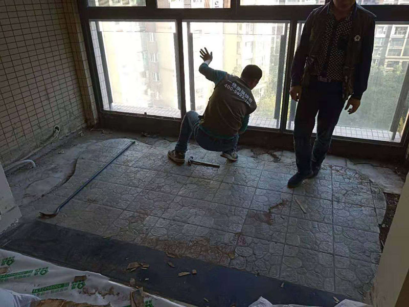 客廳陽(yáng)臺(tái)地板拆除：先從踢腳線的開(kāi)始拆，用平口啰嗦刀沿著踢腳線開(kāi)始劃開(kāi)。把踢腳線劃開(kāi)后，就能把踢腳邊取下。地板就松動(dòng)了，再順著松動(dòng)的地板移動(dòng)，讓更大面積的地板繼續(xù)松動(dòng)。只到能方便取下，再動(dòng)手取地板。拆地板的時(shí)候，不要亂拆，要順著地板的順序拆。一塊一塊的拆下，在拆的過(guò)程中若不好取，就要螺絲刀幫忙，就好拆多了。雖然舊地板還能有利于價(jià)值，所以拆的時(shí)候要盡量保存完整。但在拆地板的時(shí)候，即使再小心都會(huì)有破損的，所以要有這些心理準(zhǔn)備。待舊地板完全拆完后，把地面清掃干凈。再晾一段時(shí)間才能重新裝地板，因此潮濕的地面是不適合裝地板的，等完全干燥透了再鋪新的地板。