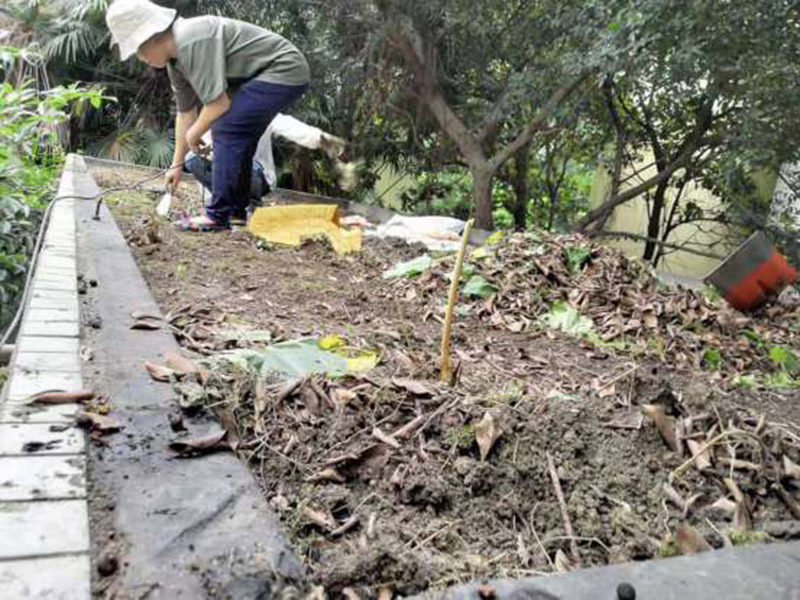 露臺清理翻新：露臺的玻璃一般都是鋼化玻璃，鋼化玻璃相對于普通的玻璃來說，韌度較好，安全性能也比較高的，但是再怎么說都是玻璃，也是易碎品，所以日常生活中要格外注意。 如果有油跡的話，可以用濕布蘸上基地煤油、白酒，輕輕一抹，很快就會干凈許多。施工時不小心濺上油漆的話，可以在抹布上滴幾滴食醋。日常清潔的時候，記住一些小技巧也可以幫到你哦！防止時間一長，玻璃發(fā)黑的話，可以平常蘸上點牙膏再擦拭。如果家里有裝修沒用完的石膏粉，混在清水里面，涂在玻璃上，然后等它干了就給擦掉，會發(fā)現(xiàn)光潔許多呢。