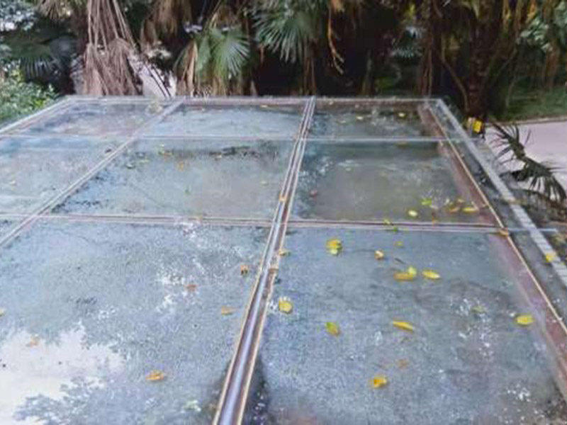 露臺清理翻新：露臺的玻璃一般都是鋼化玻璃，鋼化玻璃相對于普通的玻璃來說，韌度較好，安全性能也比較高的，但是再怎么說都是玻璃，也是易碎品，所以日常生活中要格外注意。 如果有油跡的話，可以用濕布蘸上基地煤油、白酒，輕輕一抹，很快就會干凈許多。施工時不小心濺上油漆的話，可以在抹布上滴幾滴食醋。日常清潔的時候，記住一些小技巧也可以幫到你哦！防止時間一長，玻璃發(fā)黑的話，可以平常蘸上點牙膏再擦拭。如果家里有裝修沒用完的石膏粉，混在清水里面，涂在玻璃上，然后等它干了就給擦掉，會發(fā)現(xiàn)光潔許多呢。