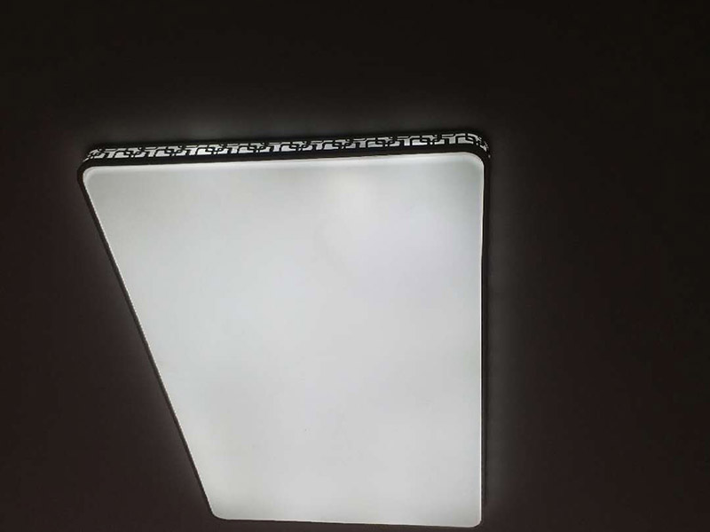 吸頂燈拆裝維修:1.首先，關(guān)掉開關(guān)，在折疊梯子的幫助下，拆掉led吸頂燈的外殼，并檢查燈管是否出現(xiàn)發(fā)黑發(fā)暗的地方。如果有，很有可能是燈管已經(jīng)損壞了。必須更換了，這種LED燈管在五金商店里面可以買到，建議選擇知名品牌。 2.其次，如果燈管還是完好的，那么應(yīng)該試著擰緊燈管接頭處看是否發(fā)生接觸不良現(xiàn)象，這種情況也比較簡單的操作，也是容易發(fā)生的。 3.接著，如果上述問題都沒有發(fā)生的話，可以檢查它的鎮(zhèn)流器是否完好，是否有燒焦的味道，鎮(zhèn)流器的外表是否有黑乎乎的燒焦現(xiàn)象，如果有，那么很大可能性就是鎮(zhèn)流器的問題。更換一個(gè)就好了，鎮(zhèn)流器價(jià)格要比燈管貴一些。 4.最后，就是檢查led燈的接觸頭是否有電，如果沒有，那么應(yīng)該是開關(guān)或者線路的問題。