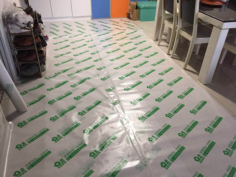 裝修地面保護：各種裝修物料的進場以及各種建筑裝修垃圾的清理，都會經(jīng)過入戶門，這些物品在搬運的過程中，與入戶門發(fā)生磕碰、摩擦的機率大大增加，所以，第一個需要做好成品保護的地方就是我們的入戶門。建議：在裝修開工前直到家具進場期間，都需要對入戶門進行保護！對于這一點，可以使用成品保護膜將門包裹。瓷磚、地板的鋪裝，也屬于基礎(chǔ)裝修的部分，經(jīng)常發(fā)現(xiàn)瓷磚施工時和施工后都沒有做成品保護工作，具體的表現(xiàn)有：瓷磚邊鋪邊勾縫、在剛鋪的瓷磚、地板上堆放雜物、剛鋪的瓷磚就在上面走動踩踏、地面瓷磚、地板沒有使用成品保護膜覆蓋等，這些都會影響瓷磚的鋪貼效果，造成瓷磚的施工質(zhì)量問題。