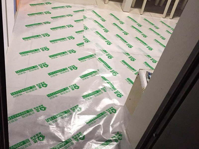 裝修地面保護：各種裝修物料的進場以及各種建筑裝修垃圾的清理，都會經(jīng)過入戶門，這些物品在搬運的過程中，與入戶門發(fā)生磕碰、摩擦的機率大大增加，所以，第一個需要做好成品保護的地方就是我們的入戶門。建議：在裝修開工前直到家具進場期間，都需要對入戶門進行保護！對于這一點，可以使用成品保護膜將門包裹。瓷磚、地板的鋪裝，也屬于基礎(chǔ)裝修的部分，經(jīng)常發(fā)現(xiàn)瓷磚施工時和施工后都沒有做成品保護工作，具體的表現(xiàn)有：瓷磚邊鋪邊勾縫、在剛鋪的瓷磚、地板上堆放雜物、剛鋪的瓷磚就在上面走動踩踏、地面瓷磚、地板沒有使用成品保護膜覆蓋等，這些都會影響瓷磚的鋪貼效果，造成瓷磚的施工質(zhì)量問題。