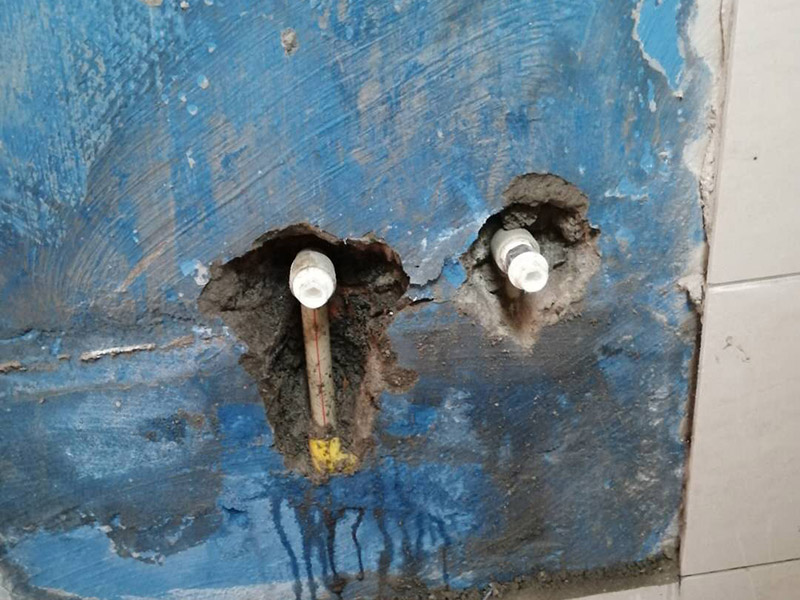 浴室精準找漏：將衛(wèi)生間磁片、蹲便器和找平層敲開至基層，并用清水沖洗干凈。要求做到?jīng)]有油污，灰塵，碎石以及其它雜質(zhì)?；嬗锌障?、裂縫、不平等缺陷的，用水泥砂漿修補抹平。使基面必須堅固、平整、干凈，無灰塵、油膩、蠟、脫模劑等以及其他碎屑物質(zhì)。衛(wèi)生間防水層完成后，要進行成品保護，不得上人走動。并進行24-48小時閉水試驗，經(jīng)檢驗確認合格后，方可進行下道工序施工。