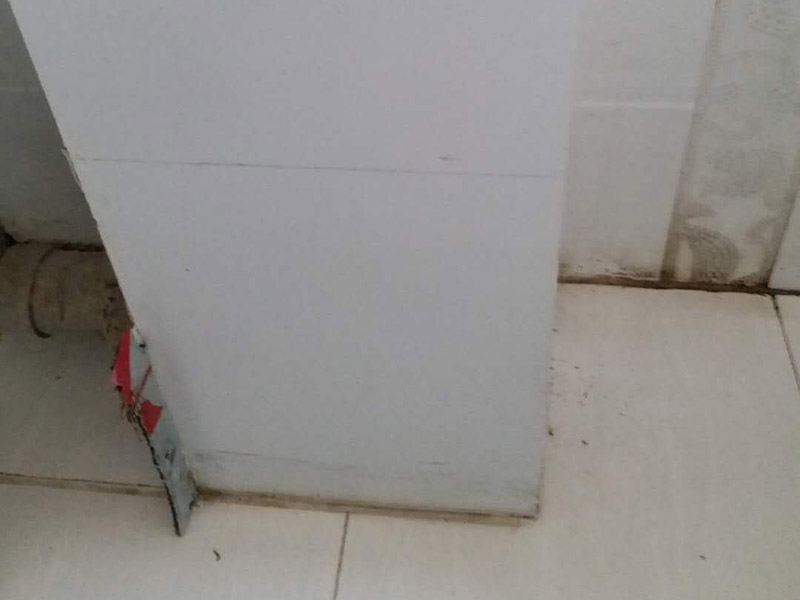 拆除包管維修：先用木龍骨做好支架，然后表面安裝上PVC板，或是再好一點就是木龍骨加上一層木板，再加上鋁塑板，再加強(qiáng)一下的話，就是龍木龍骨加上水泥板掛上鐵絲之后，涂上水泥再鋪一層陶瓷。但是它們都有一個缺點，就是時間長了都會被腐蝕，可能會開裂。并不是很結(jié)實。不過我們在包管之前還需要做一些工作，因為把管包上之后，我們的修理就變得比較麻煩，一旦出現(xiàn)問題就很難處理了，所以在包上之前，首先要對水管進(jìn)行檢查，做好防水防漏工作。以免日后的維修工作不方便。