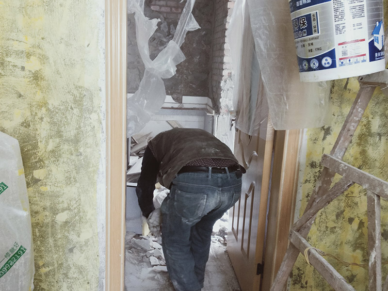 廚房瓷磚拆除：墻面上應(yīng)該還有些其他東西，比如掛毛巾的架子，放廚具的架子等等。先把這些物品都小心翼翼的拆下來，還原一面光潔的墻面，才好進(jìn)行拆卸工作。拆卸的時候要先從墻低的第一塊磚開始拆卸，要是直接隨便從上面那一塊拆卸，拆到一半就會擋住下面的瓷磚，讓下面的瓷磚不好拆了。先用垂子敲最下面的那塊磚，把瓷磚敲松動。送動后，再用戴了手套的手把瓷磚拿下來，小心碎了瓷磚不要劃到手了。拆卸下來的瓷磚堆積在地上很不方便繼續(xù)工作，這個時候上面提到的推車就派上用場了。用推車把瓷磚運走，清理干凈現(xiàn)場，然后繼續(xù)拆卸，直到整面的墻面都拆卸完整。