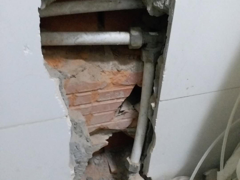 暗管改明管維修：房子里明裝的管道,適合于土建的粉飾作業(yè)結(jié)束之后施行,配裝之前,需要幫助土建準(zhǔn)確的預(yù)留或者是預(yù)埋孔洞以及套管。明敷的給水立管宜布置在靠近用水量大的衛(wèi)生器具的墻角、墻邊或立柱旁。   明敷的給水管不得穿越臥室、儲藏室以及煙道、風(fēng)道；給水管道不得緊挨熱源；給水立管距熱水器或者灶邊凈距不得小于內(nèi)400mm，當(dāng)條件不具備時，但最小凈距不得小于200mm。   根據(jù)住宅給水管道工程防凍保濕技術(shù)規(guī)程的要求給水管無論是室外明露敷設(shè)時，還是在室內(nèi)明敷都要考慮的一些可能的情況，如可能有冬季較容低溫度的冰凍現(xiàn)象，這時在鋪設(shè)時就應(yīng)采取防凍措施，確保管道外觀美觀的同時，應(yīng)用更加安全。