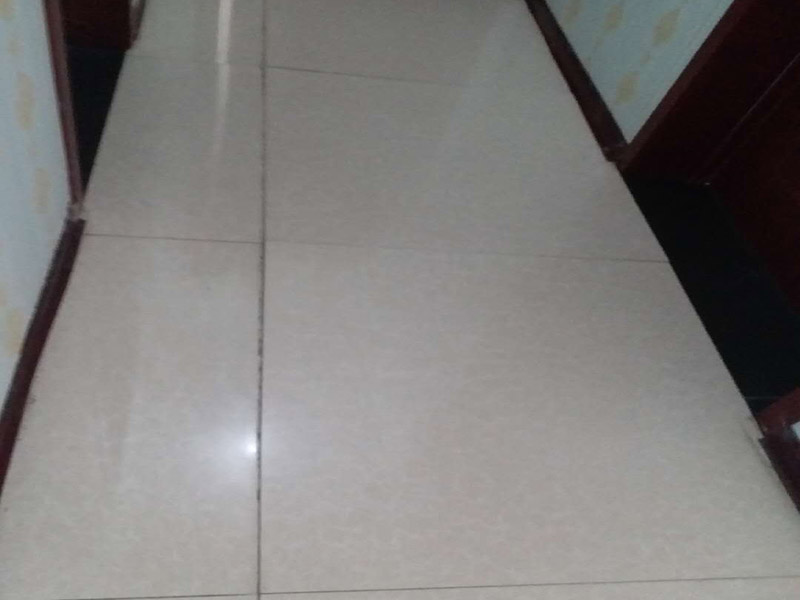 走廊地磚拆裝更換：首先我們應(yīng)查看原有磚的現(xiàn)狀，若出現(xiàn)局部破損、出現(xiàn)多處發(fā)出咚咚聲或掉落、嚴(yán)重污跡，針對(duì)這樣的情況我們必須拆除更換，因?yàn)楹?jiǎn)單的去修補(bǔ)達(dá)不到好的效果了，因?yàn)槿绻阒幌霌Q其中的幾塊磚，很難選到顏色、型號(hào)和款式一致的地磚。 瓷質(zhì)磚表面處理劑和粘結(jié)劑，這些材料可直接涂刷于舊磚面上，接著直接鋪上新磚即可，節(jié)省了時(shí)間和精力，無論為何種瓷磚，都可以直接在舊瓷磚上直接貼新磚。但是若有重起鼓或損壞的瓷磚需鏟除，然后用表面處理劑修補(bǔ)，最后用瓷磚粘結(jié)劑粘貼新瓷磚即可。