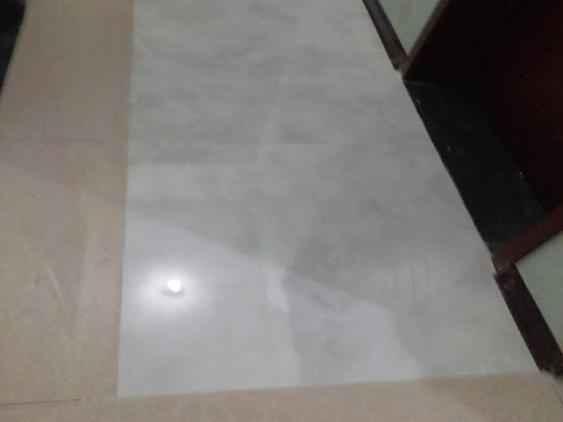 走廊地磚拆裝更換：首先我們應(yīng)查看原有磚的現(xiàn)狀，若出現(xiàn)局部破損、出現(xiàn)多處發(fā)出咚咚聲或掉落、嚴(yán)重污跡，針對(duì)這樣的情況我們必須拆除更換，因?yàn)楹?jiǎn)單的去修補(bǔ)達(dá)不到好的效果了，因?yàn)槿绻阒幌霌Q其中的幾塊磚，很難選到顏色、型號(hào)和款式一致的地磚。 瓷質(zhì)磚表面處理劑和粘結(jié)劑，這些材料可直接涂刷于舊磚面上，接著直接鋪上新磚即可，節(jié)省了時(shí)間和精力，無論為何種瓷磚，都可以直接在舊瓷磚上直接貼新磚。但是若有重起鼓或損壞的瓷磚需鏟除，然后用表面處理劑修補(bǔ)，最后用瓷磚粘結(jié)劑粘貼新瓷磚即可。