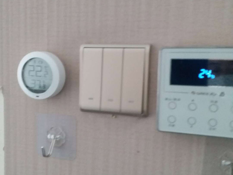 更換開關插座面板：首先斷開家里的總電源，然后用改錐撬動開關面板邊上的凹槽，面板的第1層就打開了，可以看到里面有兩顆螺絲擰開，這樣整個面板就可以被拉出，可以看到里面的電盒，以及電線，擰開面板里面的螺絲把電線取出，但是要記住，電線的位置，他們分別是火線，地線，零線。然后換上新的面板，注意三根電線千萬不要接錯，位置是一樣的，換好以后，按照原來的順序安裝好面板打開電源，試一下開關，正常了就可以了。