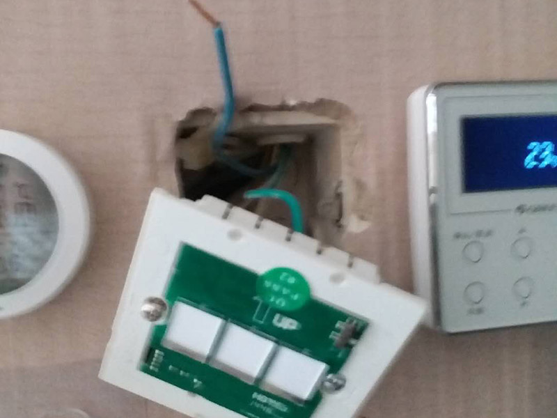 更換開關插座面板：首先斷開家里的總電源，然后用改錐撬動開關面板邊上的凹槽，面板的第1層就打開了，可以看到里面有兩顆螺絲擰開，這樣整個面板就可以被拉出，可以看到里面的電盒，以及電線，擰開面板里面的螺絲把電線取出，但是要記住，電線的位置，他們分別是火線，地線，零線。然后換上新的面板，注意三根電線千萬不要接錯，位置是一樣的，換好以后，按照原來的順序安裝好面板打開電源，試一下開關，正常了就可以了。