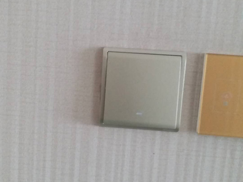 更換開關插座面板：首先斷開家里的總電源，然后用改錐撬動開關面板邊上的凹槽，面板的第1層就打開了，可以看到里面有兩顆螺絲擰開，這樣整個面板就可以被拉出，可以看到里面的電盒，以及電線，擰開面板里面的螺絲把電線取出，但是要記住，電線的位置，他們分別是火線，地線，零線。然后換上新的面板，注意三根電線千萬不要接錯，位置是一樣的，換好以后，按照原來的順序安裝好面板打開電源，試一下開關，正常了就可以了。