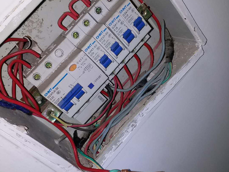 總閘接地線維修：1、裝設(shè)和拆除接地線時(shí)，必須兩人進(jìn)行。當(dāng)驗(yàn)明設(shè)備確實(shí)無電后，應(yīng)立即將檢修設(shè)備接地，并將三相短路。2、裝設(shè)和拆除接地線均應(yīng)使用絕緣棒并戴絕緣手套。3、裝設(shè)接地線必須先接接地端，后接導(dǎo)體端，必須接觸牢固。4、拆除接地線的順序與裝設(shè)接地線相反。