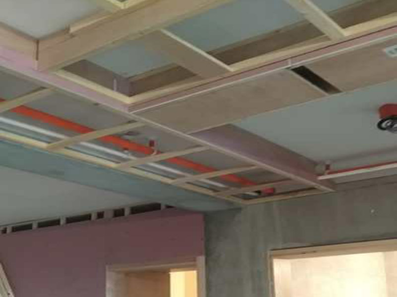 客廳吊頂裝修：客廳吊頂安裝前需要先畫好吊頂?shù)母鱾€(gè)尺寸，然后在房頂上固定好位置，再用沖擊鉆打孔，最后再把大龍骨用膨脹螺絲固定好。接下來將地上訂好的骨架托上天花板上，用方條當(dāng)固定柱，并且橫豎都要打水平線來固定骨架，按照?qǐng)D紙的的尺寸將多余的骨架鋸掉。下一步就是需要固定石膏板了，建議用十字架撐著吊頂上的石膏板，用螺絲加以固定，多余的石膏板需要切除。這樣之吊頂就差不多做好了。