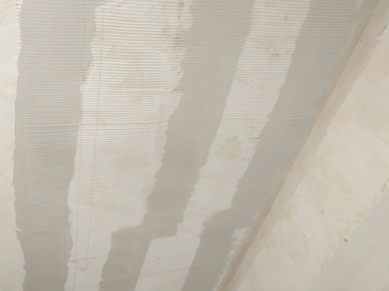 頂面墻面掛網(wǎng)裝修：新房毛坯房抹灰面未經(jīng)過任何處理的情況下,如果表面平整度、磨砂面均勻,無空鼓、裂痕,完全可以不必掛網(wǎng)。但是,對于水泥砂漿或是混合砂漿(大多數(shù)是)達不到上述要求和質(zhì)量,且表面的不均勻的細小紋理裂痕,采用掛網(wǎng)工藝,可以有效的避免后期的面層龜裂的產(chǎn)生,更好的保證墻面的質(zhì)量。特別是抹灰墻面長久使用過程中,也會有一些生活過程中產(chǎn)生的震動和共振,掛網(wǎng)對墻面整體面層會起到一定的保障作用的。