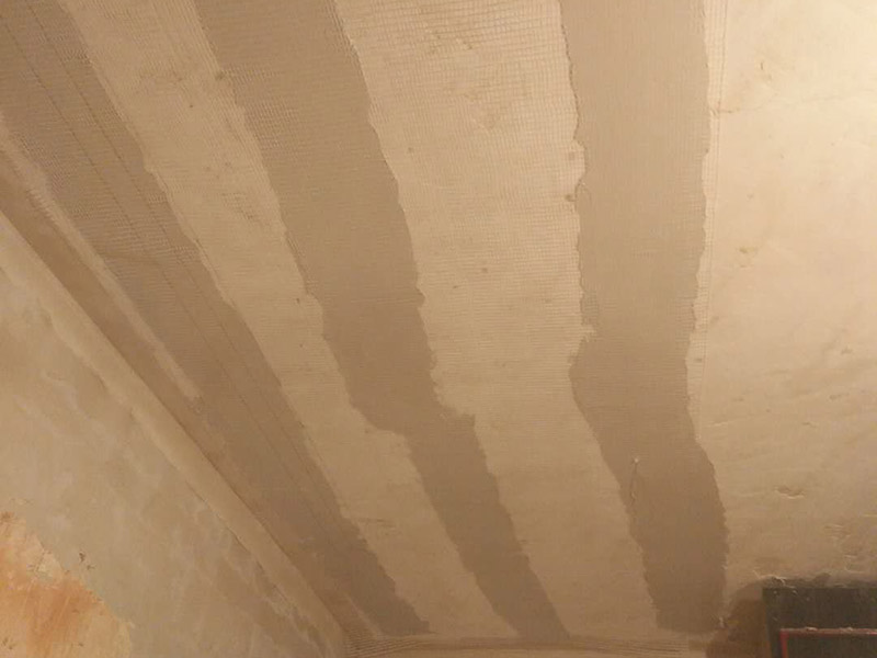 頂面墻面掛網(wǎng)裝修：新房毛坯房抹灰面未經(jīng)過任何處理的情況下,如果表面平整度、磨砂面均勻,無空鼓、裂痕,完全可以不必掛網(wǎng)。但是,對于水泥砂漿或是混合砂漿(大多數(shù)是)達不到上述要求和質(zhì)量,且表面的不均勻的細小紋理裂痕,采用掛網(wǎng)工藝,可以有效的避免后期的面層龜裂的產(chǎn)生,更好的保證墻面的質(zhì)量。特別是抹灰墻面長久使用過程中,也會有一些生活過程中產(chǎn)生的震動和共振,掛網(wǎng)對墻面整體面層會起到一定的保障作用的。