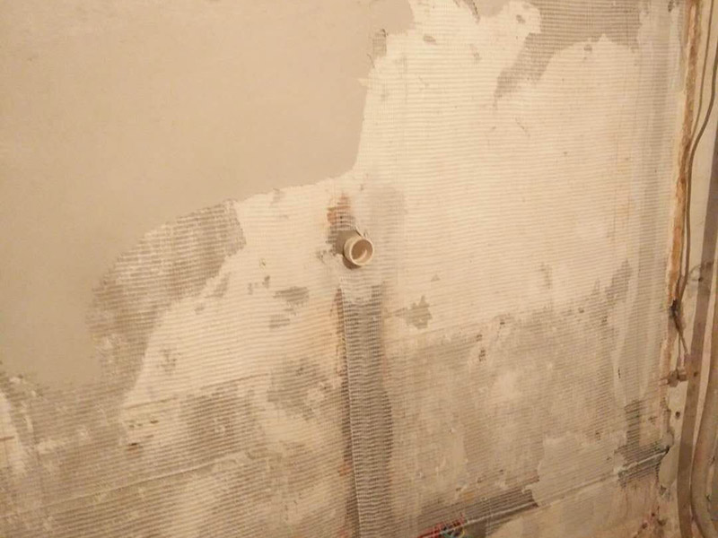 墻面掛網(wǎng)抹灰：掛網(wǎng)抹灰應(yīng)分層進(jìn)行。加氣混凝土砌塊外墻體，應(yīng)先掛網(wǎng)，用50#水泥釘固定牢固，固定釘與砼面間采用強(qiáng)力萬能膠粘結(jié)，每200mm間距貼一個(gè)，繃緊鋼絲網(wǎng)；搭縫寬度從縫邊起每邊不得小于125mm。墻面加氣混凝土塊刷好摻用水量10%的建筑膠素水泥漿以后應(yīng)及時(shí)抹灰，不得在素水泥漿風(fēng)干后再抹灰，否則，形成隔離層，不利于基層粘結(jié)。對(duì)于加氣塊與混凝土柱梁面交接的部位，加強(qiáng)網(wǎng)的搭接寬度不應(yīng)小于100mm。第一遍抹砂漿，配合比為1∶3，厚度5mm，掃毛或劃出紋線，養(yǎng)護(hù)，特干后，抹第二遍，用大杠將墻面刮平，木抹子搓平。用托線板檢查，要求垂直、平整，陰、陽(yáng)角方正，頂板（梁）與墻面交角順直，管后陰角順直、平整、潔凈。