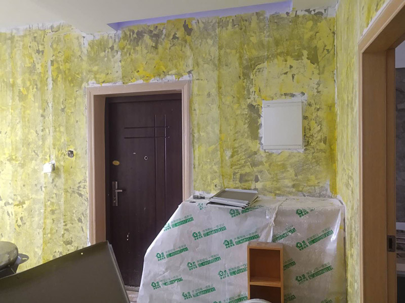 全屋墻面裝修翻新：舊墻面在翻新前一定要做墻面基底處理，粉化嚴(yán)重的要全部鏟除，鏟除后抹上一層白水泥，原來(lái)墻面過(guò)于光滑、刷過(guò)油漆的鏟除后還要做打磨處理，把粘結(jié)不牢的表皮去掉，便于新涂料和墻體粘結(jié)。對(duì)于老房翻新，墻面一定要做底漆，如果沒(méi)有刷底漆就直接上面漆的話，時(shí)間一長(zhǎng)墻面容易起泡、發(fā)霉，太陽(yáng)照曬時(shí)間長(zhǎng)了也容易變色。墻面色差是修補(bǔ)墻面時(shí)需要盡量避免的，為此，應(yīng)該注意按照油漆桶的說(shuō)明配比、涂刷，最好估算好用量，一次準(zhǔn)備足夠的量，這樣能保證墻面顏色一致，也能避免用量不足重新調(diào)配出來(lái)的顏色有差異。