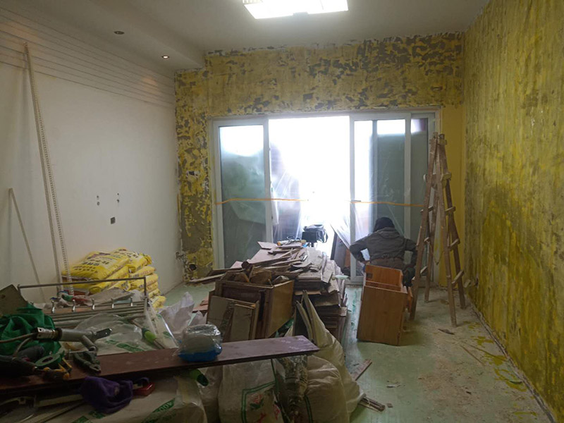 全屋墻面裝修翻新：舊墻面在翻新前一定要做墻面基底處理，粉化嚴(yán)重的要全部鏟除，鏟除后抹上一層白水泥，原來(lái)墻面過(guò)于光滑、刷過(guò)油漆的鏟除后還要做打磨處理，把粘結(jié)不牢的表皮去掉，便于新涂料和墻體粘結(jié)。對(duì)于老房翻新，墻面一定要做底漆，如果沒(méi)有刷底漆就直接上面漆的話，時(shí)間一長(zhǎng)墻面容易起泡、發(fā)霉，太陽(yáng)照曬時(shí)間長(zhǎng)了也容易變色。墻面色差是修補(bǔ)墻面時(shí)需要盡量避免的，為此，應(yīng)該注意按照油漆桶的說(shuō)明配比、涂刷，最好估算好用量，一次準(zhǔn)備足夠的量，這樣能保證墻面顏色一致，也能避免用量不足重新調(diào)配出來(lái)的顏色有差異。