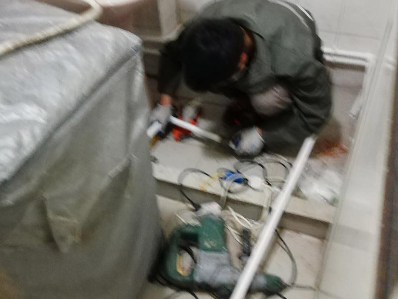 櫥柜裝修翻新：櫥柜翻新首先看下內(nèi)部柜體是否完好，如果還可以的話，我們只需要更換櫥柜門就可以了，畢竟全部換柜很麻煩，只要換個相同尺寸的櫥柜門就會有煥然一新的感覺?；蛘吖耋w本身材料還可以只是外表的漆面有脫落，比較難看，那么可以用沙皮刷掉表面漆層，然后重新噴涂其他漆色來換新處理。不然就全部更換舊的櫥柜，但是拆除舊櫥柜一定要注意墻面和地面，由于范圍較大，很容易損壞其他部位，所以一定要要專業(yè)人士進行施工。