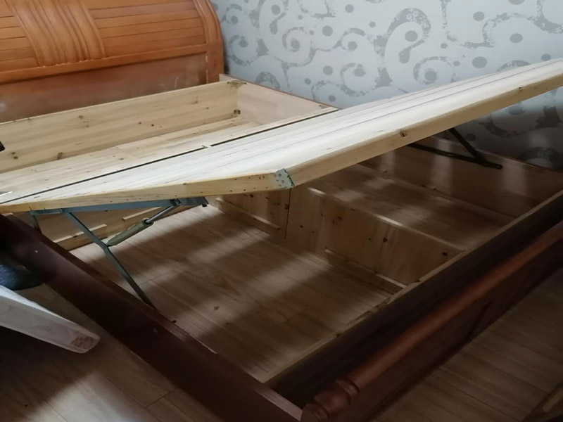 臥室木床維修： 1.表面出現(xiàn)細(xì)微擦傷 　　如果家里有小寶寶，寶寶在床上蹦跳，容易使床上的漆膜脫落，此時(shí)不需要過分責(zé)備寶寶，應(yīng)該想著方法補(bǔ)救，比如，用色筆按實(shí)木床色調(diào)加以修補(bǔ)，然后在表面涂上透明的指甲油，這樣也能遮蓋脫落的色塊，起到不錯(cuò)的效果。 　　2.出現(xiàn)裂縫，孔洞 　　(1)實(shí)木床如果不注意保養(yǎng)，使用時(shí)間長了，可能會(huì)出現(xiàn)裂縫，如果要修補(bǔ)，可以找一些沒用的舊書，把它剪成碎屑嵌入縫內(nèi)，然后再加明礬固定一下; 　　(2)也可以找相同顏色的木屑，把它嵌入裂縫，用白膠水固定好，固定時(shí)，一定要細(xì)心，不要讓白膠水滴的到處都是，比較難清理。 　　3.差色燙痕 　　很多人有喝茶或者喝咖啡的習(xí)慣，喜歡放在床沿邊上，方便飲用，時(shí)間久了會(huì)出現(xiàn)影響美觀的茶色燙痕，如果想要去掉這些丑陋的痕跡，可以使用濕布蘸著少量的濃茶，擦拭有痕跡的地方，可以有效解決這樣的問題。