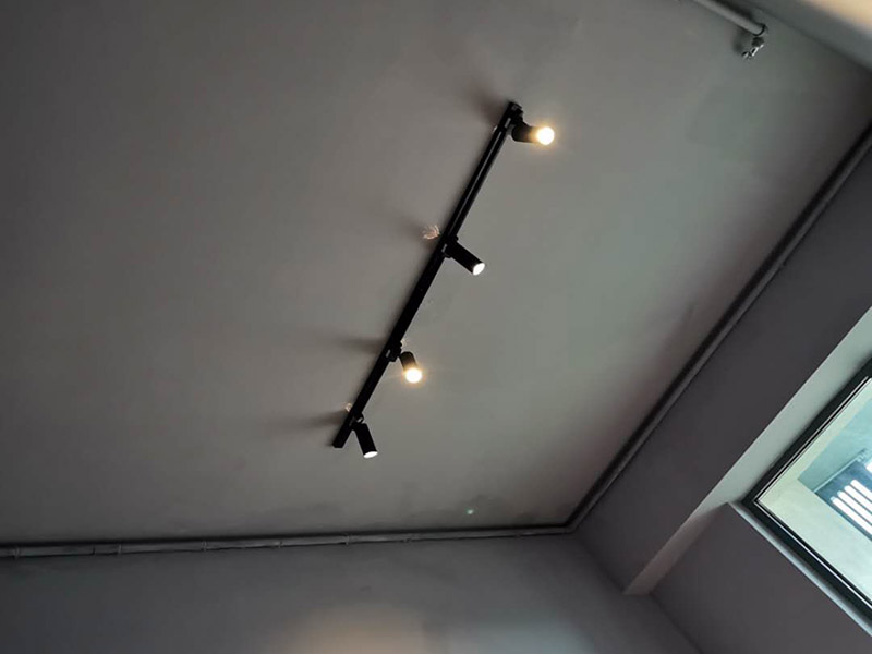 燈具安裝維修：掉線式燈頭安裝：將電源線留足維修長度后剪除余線并剝出線頭，將導(dǎo)線穿過燈頭底座，用連接螺釘將底座固定在接線盒上。取一段燈線，在一端接上燈頭，燈頭內(nèi)應(yīng)系好保險扣，將燈線另一頭穿入底座蓋碗，燈線在蓋碗內(nèi)系好保險扣并與底座上的電源線用壓接帽連接，旋上扣碗。 吸頂燈安裝：將電源線留足維修長度后剪除余先并剝出線頭，取下吸頂燈罩，把預(yù)留的電線從孔里穿過燈底座用記號筆標(biāo)出底座預(yù)留的螺絲孔取下燈底座，用電錘打出標(biāo)記的螺絲孔（一般燈具都是8個的鉆頭）孔內(nèi)塞入膨脹管，導(dǎo)線穿過燈具底座，燈具貼近頂板對好螺絲孔，擰緊螺絲 ，接好導(dǎo)線 扣上燈罩