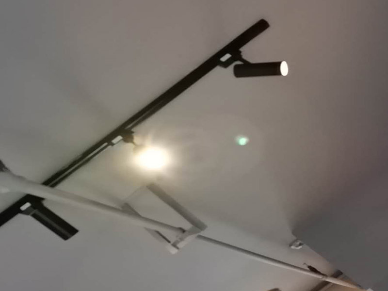 燈具安裝維修：掉線式燈頭安裝：將電源線留足維修長度后剪除余線并剝出線頭，將導(dǎo)線穿過燈頭底座，用連接螺釘將底座固定在接線盒上。取一段燈線，在一端接上燈頭，燈頭內(nèi)應(yīng)系好保險扣，將燈線另一頭穿入底座蓋碗，燈線在蓋碗內(nèi)系好保險扣并與底座上的電源線用壓接帽連接，旋上扣碗。 吸頂燈安裝：將電源線留足維修長度后剪除余先并剝出線頭，取下吸頂燈罩，把預(yù)留的電線從孔里穿過燈底座用記號筆標(biāo)出底座預(yù)留的螺絲孔取下燈底座，用電錘打出標(biāo)記的螺絲孔（一般燈具都是8個的鉆頭）孔內(nèi)塞入膨脹管，導(dǎo)線穿過燈具底座，燈具貼近頂板對好螺絲孔，擰緊螺絲 ，接好導(dǎo)線 扣上燈罩