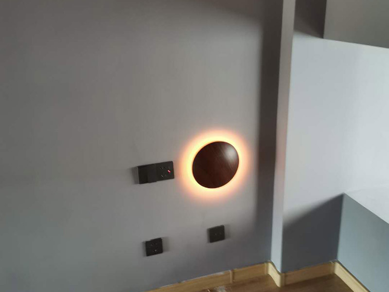 燈具安裝維修：掉線式燈頭安裝：將電源線留足維修長度后剪除余線并剝出線頭，將導(dǎo)線穿過燈頭底座，用連接螺釘將底座固定在接線盒上。取一段燈線，在一端接上燈頭，燈頭內(nèi)應(yīng)系好保險扣，將燈線另一頭穿入底座蓋碗，燈線在蓋碗內(nèi)系好保險扣并與底座上的電源線用壓接帽連接，旋上扣碗。 吸頂燈安裝：將電源線留足維修長度后剪除余先并剝出線頭，取下吸頂燈罩，把預(yù)留的電線從孔里穿過燈底座用記號筆標(biāo)出底座預(yù)留的螺絲孔取下燈底座，用電錘打出標(biāo)記的螺絲孔（一般燈具都是8個的鉆頭）孔內(nèi)塞入膨脹管，導(dǎo)線穿過燈具底座，燈具貼近頂板對好螺絲孔，擰緊螺絲 ，接好導(dǎo)線 扣上燈罩