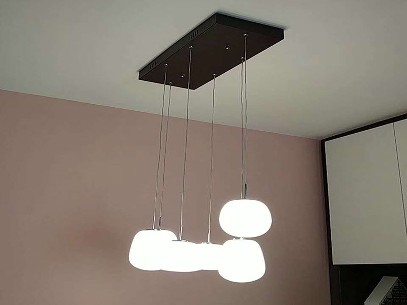 電路開(kāi)槽走線：首先要根據(jù)電路的用途進(jìn)行電路定位。定位完成后，根據(jù)定位和電路走向，開(kāi)布線槽。線路槽很有講究，要橫平豎直。不過(guò)，規(guī)范的做法是盡量少開(kāi)橫槽，會(huì)影響墻的承受力。開(kāi)槽深度應(yīng)一致，一般為PVC管直徑+10mm，要求槽線筆直。冷彎管要用彎管工具，弧度應(yīng)該是線管直徑的6倍，先排管，后用鋼絲穿過(guò)，便于以后線路升級(jí)、維修。為防止信號(hào)干擾，強(qiáng)弱電的間距應(yīng)為500mm，但很多施工達(dá)不到這個(gè)標(biāo)準(zhǔn)。如果達(dá)不到，就應(yīng)該對(duì)弱電進(jìn)行屏蔽處理。要做到強(qiáng)、弱電更不能同穿一根管內(nèi)。