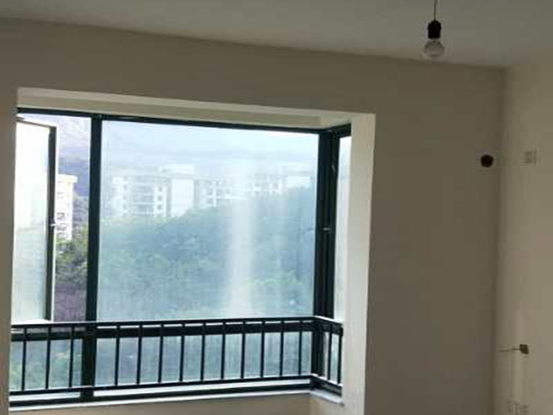 墻面粉刷翻新：在舊墻面上重新刷乳膠漆之前，一般先要對舊墻上的油污、浮灰、空鼓或裂紋等做處理，清除浮灰，鏟除起砂翹皮等部位，對油污的部位，應先將原有涂層鏟除，不能鏟除應徹底清洗干凈，墻面清理完畢，在用膩子批刮兩道。盡量用較細的砂紙，通常質地較松軟的膩子用400-500號的砂紙，質地較硬的用360-400號為佳，假如砂紙?zhí)值脑挄粝潞苌畹纳昂?，刷漆是掩蓋不掉的。 打磨結束必定。墻面底漆很重要，特別對舊墻刷新來說，如果直接上面漆墻面容易起泡發(fā)霉，日照久了墻面顏色也容易出現(xiàn)變化。刷底漆時一定要注意刷勻，確保墻面每個地方都刷到。刷底漆時滾筒選擇也很重要，不好的滾筒涂刷效果較差，會直接影響到面漆效果。 上完底漆后，可以明顯看到膩子打磨完畢后還留有一些坑眼，這時候就需要修補了，修補時一定要打磨平整，再用稍微多加一點水的底漆刷一遍，以免刷面漆的時候因為與其它墻面吃水量不同而有色差。