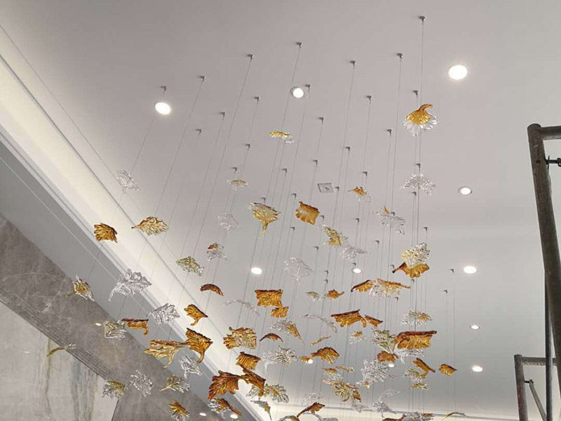 水晶吊燈安裝：一般屋頂都是水泥或者是磚石結構，應采用預埋吊鉤、螺栓、螺釘、膨脹螺栓固定，這個時候要注意固定螺帽的承載能力要和水晶吊燈的重量相匹配。把這個時候就要使用電鉆鉆頭將膨脹螺絲釘固定到孔位，不要偏了位置，手臂要直，不要鉆斜了。用燈具內的安裝螺絲把掛板上到膨脹螺絲里面。注意不要把一邊先上死，兩邊輪著旋緊，保證掛板的平衡。各種水晶吊燈在安裝在易燃結構比如木質吊燈內，或者屋頂易燃物時一定要做好隔熱和防火處理。安裝燈泡時接線應接在中心觸點的端子上，零線應接在螺紋的端子上。燈具采用螺口燈頭時，相線應接燈頭的頂心，零線接螺口。記得裝齊燈泡要開燈看一下有沒有不亮的，再做調試。