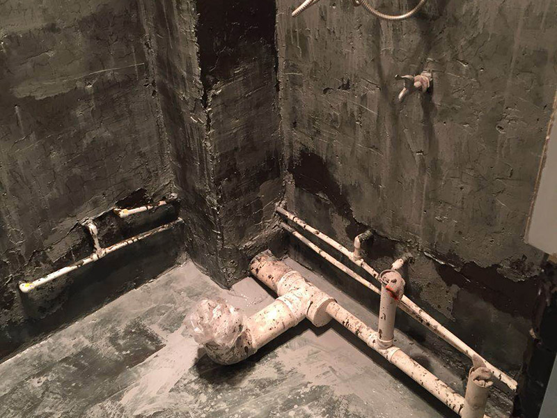 衛(wèi)生間刷防水：清理墻面和地面 在涂刷防水涂層之前，先要清理墻面和地面，同時要用連接的氣泵皮管吹盡陰角處的浮沉。刷防水涂料時先刷墻角部位，交接處應(yīng)有200mm，不得有漏刷情況。 墻角涂刷完成后涂刷墻體：第一遍涂刷墻面時，應(yīng)上下縱向涂刷，第二遍涂刷墻體，應(yīng)左右橫向涂刷。注意、第二遍防水涂料間需要有一定時間間隔，待遍涂料干透后才能進(jìn)行第二遍，具體時間視涂料而定。間隔時間太短，防水的效果會大打折扣。地面防水涂料的涂刷應(yīng)該從房間里側(cè)向門口涂刷，地面水管接口處尤其要仔細(xì)涂刷，不能有任何遺漏。