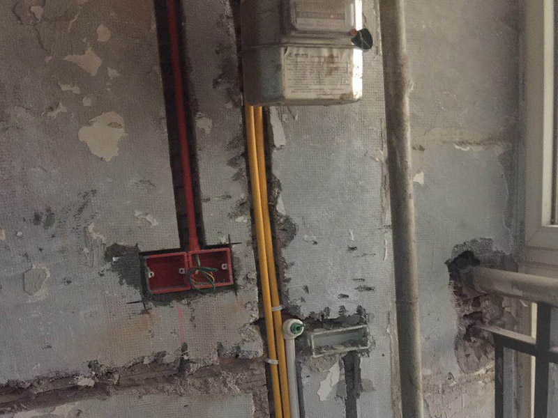 暗管布線安裝：根據(jù)需要，在墻面的合適處畫出埋穴位置，并比照接線盒大小（四周放大2&mdash;3毫米），畫出開鑿范圍框線（兩個裝蓋孔應(yīng)保持水平）。以平口鑿沿柜線垂直鑿出深溝，然后從框內(nèi)向框外斜鑿去磚角，反復(fù)進(jìn)行，并注意不得崩裂框線。裝正接線盒，敲去安裝孔蓋，對準(zhǔn)線槽，并使裝蓋面稍稍伸出磚砌面，且低于粉刷面3&mdash;5毫米，再用調(diào)成膏狀的水泥粘牢。利用線管內(nèi)事先穿入的引線，將待裝電線引入線管之中。