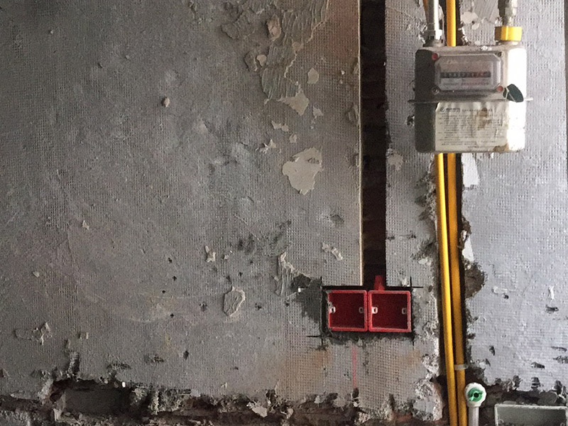 暗管布線安裝：根據(jù)需要，在墻面的合適處畫出埋穴位置，并比照接線盒大?。ㄋ闹芊糯?&mdash;3毫米），畫出開鑿范圍框線（兩個裝蓋孔應(yīng)保持水平）。以平口鑿沿柜線垂直鑿出深溝，然后從框內(nèi)向框外斜鑿去磚角，反復(fù)進(jìn)行，并注意不得崩裂框線。裝正接線盒，敲去安裝孔蓋，對準(zhǔn)線槽，并使裝蓋面稍稍伸出磚砌面，且低于粉刷面3&mdash;5毫米，再用調(diào)成膏狀的水泥粘牢。利用線管內(nèi)事先穿入的引線，將待裝電線引入線管之中。