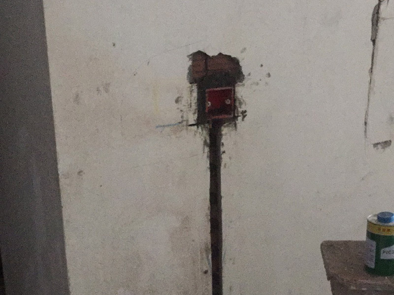 暗管布線安裝：根據(jù)需要，在墻面的合適處畫出埋穴位置，并比照接線盒大小（四周放大2&mdash;3毫米），畫出開鑿范圍框線（兩個裝蓋孔應(yīng)保持水平）。以平口鑿沿柜線垂直鑿出深溝，然后從框內(nèi)向框外斜鑿去磚角，反復(fù)進(jìn)行，并注意不得崩裂框線。裝正接線盒，敲去安裝孔蓋，對準(zhǔn)線槽，并使裝蓋面稍稍伸出磚砌面，且低于粉刷面3&mdash;5毫米，再用調(diào)成膏狀的水泥粘牢。利用線管內(nèi)事先穿入的引線，將待裝電線引入線管之中。