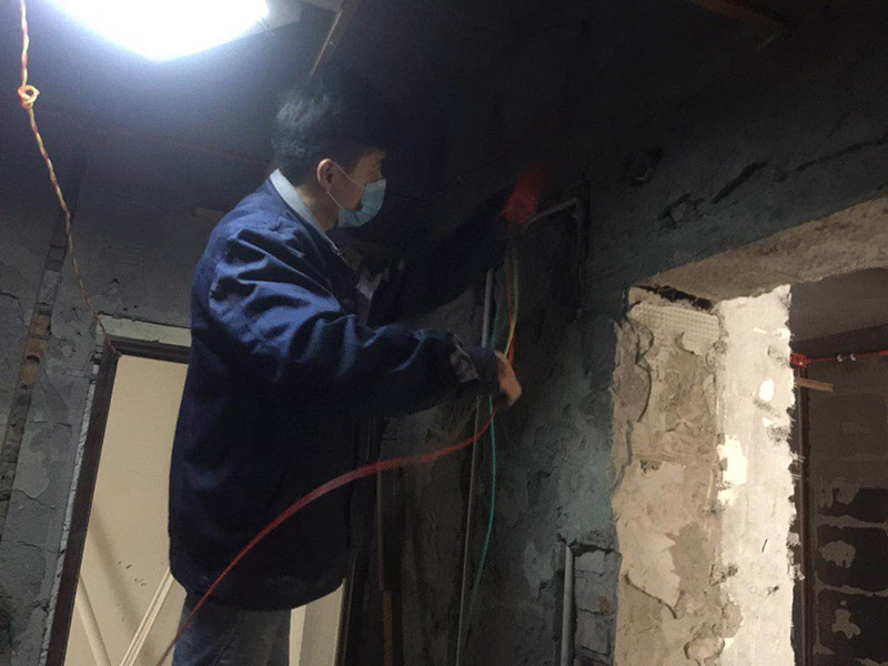 電路暗管穿線：首先把引線鐵絲頭約彈簧一半的長(zhǎng)度置彈簧內(nèi)，再用細(xì)鐵線絞緊使二者不易分離脫落即可，不論是穿引線鐵絲還是用鐵絲拉穿導(dǎo)線，過(guò)彎道都要溫柔一點(diǎn)，否則容易出麻煩，穿好鐵絲后，把待穿的導(dǎo)線集束，牢固地捆綁在鐵絲一端，慢慢拉動(dòng)鐵絲的另一端，導(dǎo)線就穿成了； 穿線的暗管彎頭，只能用專(zhuān)用工具把管子彎曲以擴(kuò)大轉(zhuǎn)彎半徑使穿線容易，而不可使用成品彎頭，使用成品彎頭即便預(yù)留引線都很難很難穿線而且還會(huì)在穿線過(guò)程中使導(dǎo)線絕緣受損。