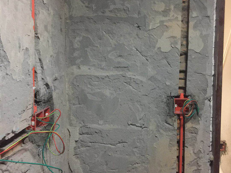 電路暗管穿線：首先把引線鐵絲頭約彈簧一半的長(zhǎng)度置彈簧內(nèi)，再用細(xì)鐵線絞緊使二者不易分離脫落即可，不論是穿引線鐵絲還是用鐵絲拉穿導(dǎo)線，過(guò)彎道都要溫柔一點(diǎn)，否則容易出麻煩，穿好鐵絲后，把待穿的導(dǎo)線集束，牢固地捆綁在鐵絲一端，慢慢拉動(dòng)鐵絲的另一端，導(dǎo)線就穿成了； 穿線的暗管彎頭，只能用專(zhuān)用工具把管子彎曲以擴(kuò)大轉(zhuǎn)彎半徑使穿線容易，而不可使用成品彎頭，使用成品彎頭即便預(yù)留引線都很難很難穿線而且還會(huì)在穿線過(guò)程中使導(dǎo)線絕緣受損。