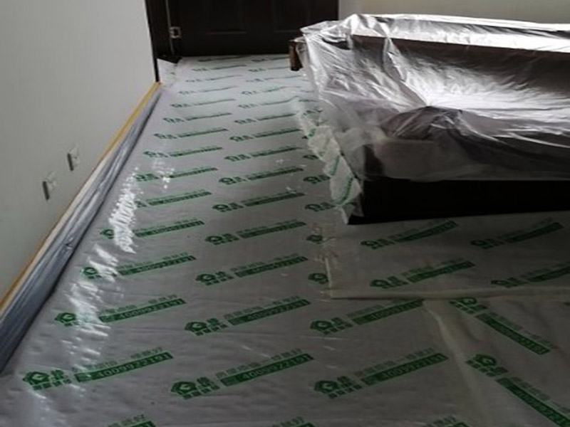 地面家具保護：地面有瓷磚或是地板的話，很可能改造的時候?qū)λ麄冇袀Φ模栽谂f房改造中一定要對地面進行保護，可以在地面鋪上厚厚的廢紙箱，紙箱下面墊些軟的東西，防止刮花地板。再叫施工師傅用鉆子鑿，別用大鐵錘直接砸。直接砸碎磚會亂飛。