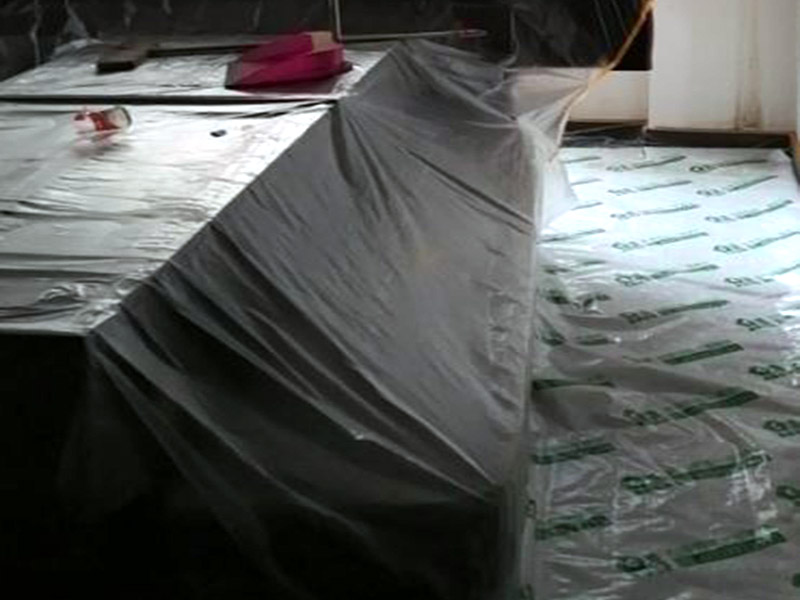 地面家具保護：地面有瓷磚或是地板的話，很可能改造的時候?qū)λ麄冇袀Φ?，所以在舊房改造中一定要對地面進行保護，可以在地面鋪上厚厚的廢紙箱，紙箱下面墊些軟的東西，防止刮花地板。再叫施工師傅用鉆子鑿，別用大鐵錘直接砸。直接砸碎磚會亂飛。