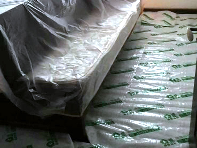 地面家具保護：地面有瓷磚或是地板的話，很可能改造的時候?qū)λ麄冇袀Φ模栽谂f房改造中一定要對地面進行保護，可以在地面鋪上厚厚的廢紙箱，紙箱下面墊些軟的東西，防止刮花地板。再叫施工師傅用鉆子鑿，別用大鐵錘直接砸。直接砸碎磚會亂飛。