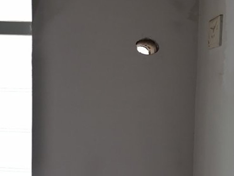 局部墻面翻新：舊墻面在翻新前一定要做墻面基底處理，粉化嚴(yán)重的要全部鏟除，鏟除后抹上一層白水泥，原來墻面過于光滑、刷過油漆的鏟除后還要做打磨處理，把粘結(jié)不牢的表皮去掉，便于新涂料和墻體粘結(jié)。 墻面底漆的作用是抗堿防潮、封固基材、保護(hù)面漆，提高面漆的質(zhì)感和遮蓋力，對于老房翻新，墻面一定要做底漆，如果沒有刷底漆就直接上面漆的話，時間一長墻面容易起泡、發(fā)霉，太陽照曬時間長了也容易變色。墻面的修補(bǔ)最好是整塊墻面，或是盡可能地選擇較大面積進(jìn)行修補(bǔ)，這樣可以盡量避免產(chǎn)生色差，修補(bǔ)后的質(zhì)量也更好。