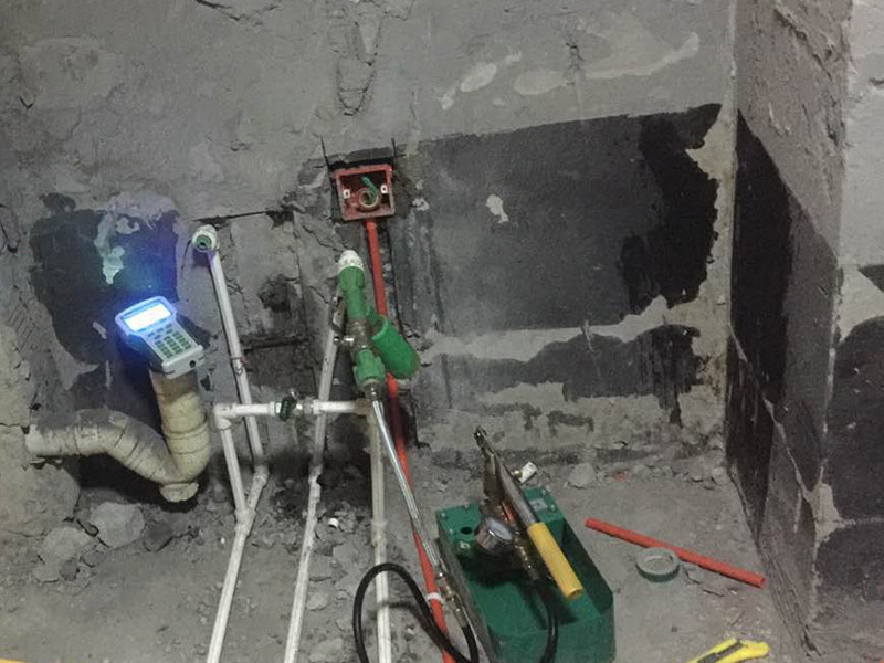 水管打壓檢測(cè)：靜水管道的壓力是不能夠低于0.80MPa，而若是管道工作壓力小于0.8MPa，那么水壓試驗(yàn)壓力應(yīng)選擇0.8MPa。并且需要注意的是，不能用氣壓試驗(yàn)代替水壓試驗(yàn)。管道水壓試驗(yàn)長(zhǎng)度不能超過1000m，并且對(duì)于有附件的管段來說，水壓試驗(yàn)分段長(zhǎng)度不宜大于500m。并且材質(zhì)不同，試壓是需要有所區(qū)分的。在加壓時(shí)，應(yīng)該采用帶有計(jì)量裝置的設(shè)備，并且精度不應(yīng)低于1.5級(jí)，量程范圍應(yīng)為試驗(yàn)壓力1.3~1.5倍，表盤直徑不應(yīng)小于150mm。