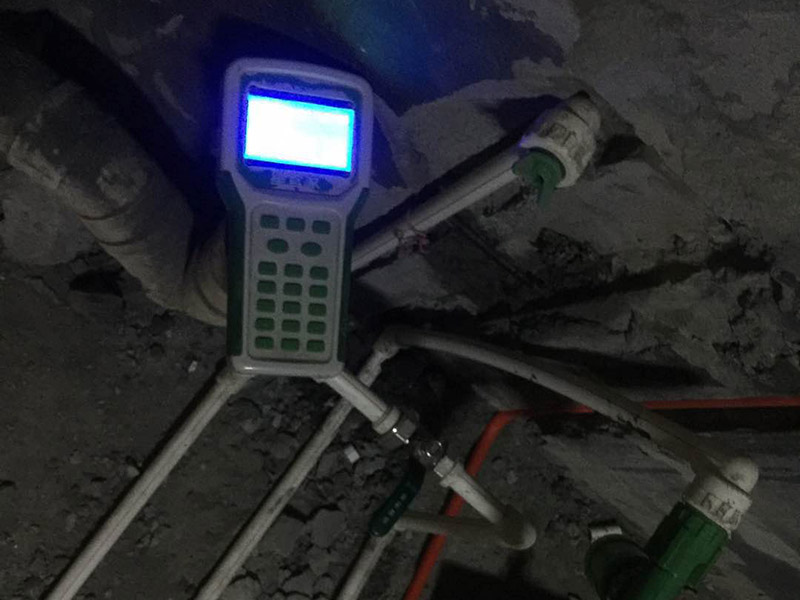 水管打壓檢測(cè)：靜水管道的壓力是不能夠低于0.80MPa，而若是管道工作壓力小于0.8MPa，那么水壓試驗(yàn)壓力應(yīng)選擇0.8MPa。并且需要注意的是，不能用氣壓試驗(yàn)代替水壓試驗(yàn)。管道水壓試驗(yàn)長(zhǎng)度不能超過1000m，并且對(duì)于有附件的管段來說，水壓試驗(yàn)分段長(zhǎng)度不宜大于500m。并且材質(zhì)不同，試壓是需要有所區(qū)分的。在加壓時(shí)，應(yīng)該采用帶有計(jì)量裝置的設(shè)備，并且精度不應(yīng)低于1.5級(jí)，量程范圍應(yīng)為試驗(yàn)壓力1.3~1.5倍，表盤直徑不應(yīng)小于150mm。