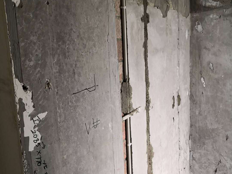 插座布線安裝：衛(wèi)生間的電路改造只需要把整體照明燈具的線路預(yù)留好就可以，相對來說比較簡單。另外，衛(wèi)生間是水氣較多的地方，因此，嚴禁在衛(wèi)生間內(nèi)的潮濕處如淋浴區(qū)或澡盆附近設(shè)置電源插座，其它區(qū)域設(shè)置的電源插座應(yīng)采用防濺式。有外窗時，應(yīng)在外窗旁預(yù)留排氣扇接線盒或插座，由于排氣風(fēng)道一般在淋浴區(qū)或澡盆附近，所以接線盒或插座應(yīng)距地面2.25m以上安裝。距淋浴區(qū)或澡盆外沿0.6m外預(yù)留電熱水器插座和潔身器用電源插座。在盥洗臺鏡旁設(shè)置美容用和剃須用電源插座，距地面1.5m～1.6m安裝。安裝在衛(wèi)生間的插座宜帶開關(guān)和指示燈，如果安裝在潮濕位置的插座，最好在插座表面安裝一個防水的蓋子，避免水汽進入插座內(nèi)，引起短路。