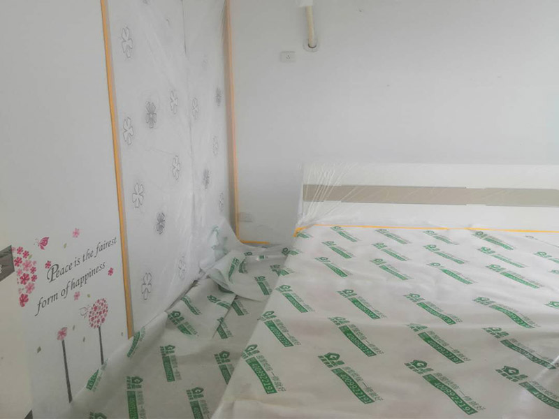 家具地面保護(hù)：滿鋪成品瓦楞紙板，再用干凈彩條布滿鋪在普通石膏板上，在彩條布交接處及轉(zhuǎn)角處用膠帶固定，也可選用木芯板或三夾板。材料選用視上人、車(chē)情況而定。用原門(mén)框保護(hù)膜，或者多層板或密度板，報(bào)紙，美紋紙保護(hù)。