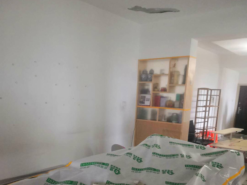 家具地面保護(hù)：滿鋪成品瓦楞紙板，再用干凈彩條布滿鋪在普通石膏板上，在彩條布交接處及轉(zhuǎn)角處用膠帶固定，也可選用木芯板或三夾板。材料選用視上人、車(chē)情況而定。用原門(mén)框保護(hù)膜，或者多層板或密度板，報(bào)紙，美紋紙保護(hù)。